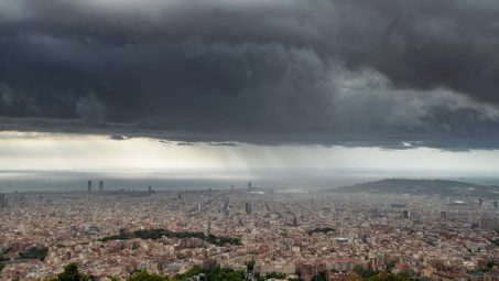 Cataluña emite un aviso por tiempo violento con granizo y tornados en las Tierras del Ebro
