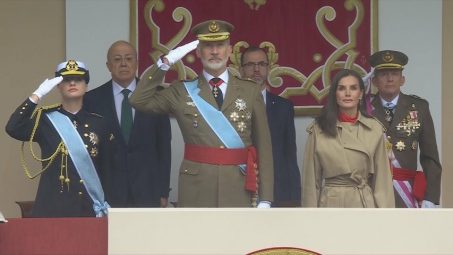 La lluvia no impide el desfile de la Fiesta Nacional, aunque más corto y sin aviones