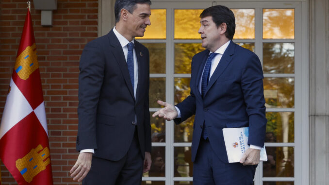 Mañueco pide que Sánchez dimita tras reunirse con él en La Moncloa