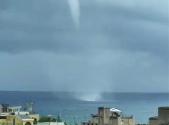 Un tornado destroza una gasolinera en Mijas (Málaga), donde se viven momentos de angustia