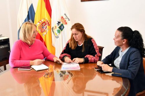 Elena Álamo y Esther Delgado cerrando la colaboración de Eva Pascual para el chat de apoyo a las familias trans (1) (1)