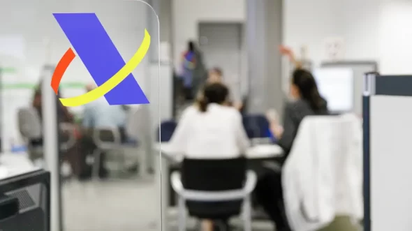 archivo-varias-personas-son-atendidas-en-la-agencia-tributaria