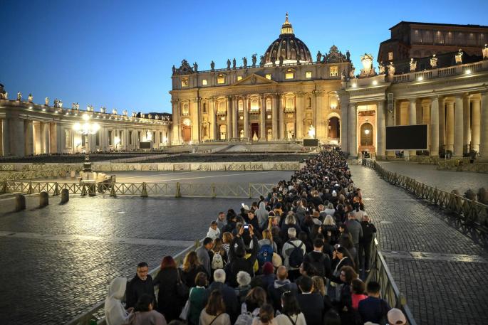 basilica-san-pedro-permanecio-abierta-casi-toda-noche-ante-cantidad-fieles