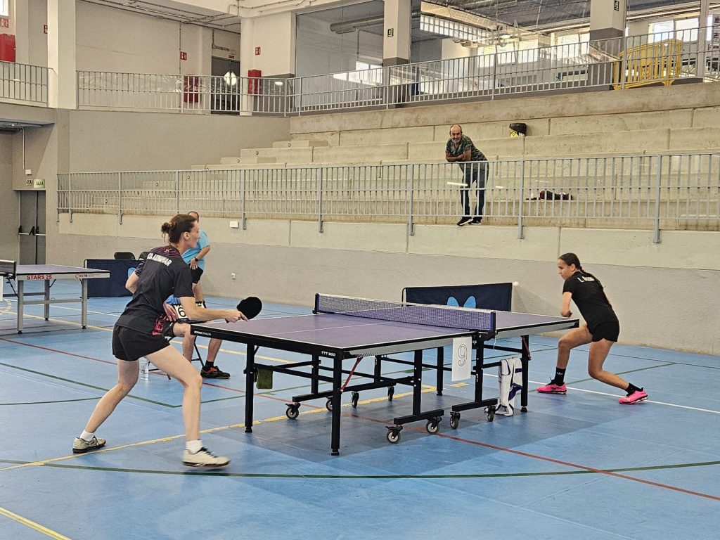Cristhian Santana felicita a Agathe Chevalier tras proclamarse campeona del III Torneo Federación de Tenis de Mesa de Gran Canaria