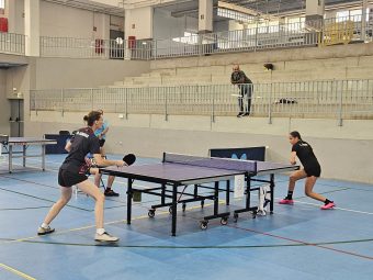 Cristhian Santana felicita a Agathe Chevalier tras proclamarse campeona del III Torneo Federación de Tenis de Mesa de Gran Canaria