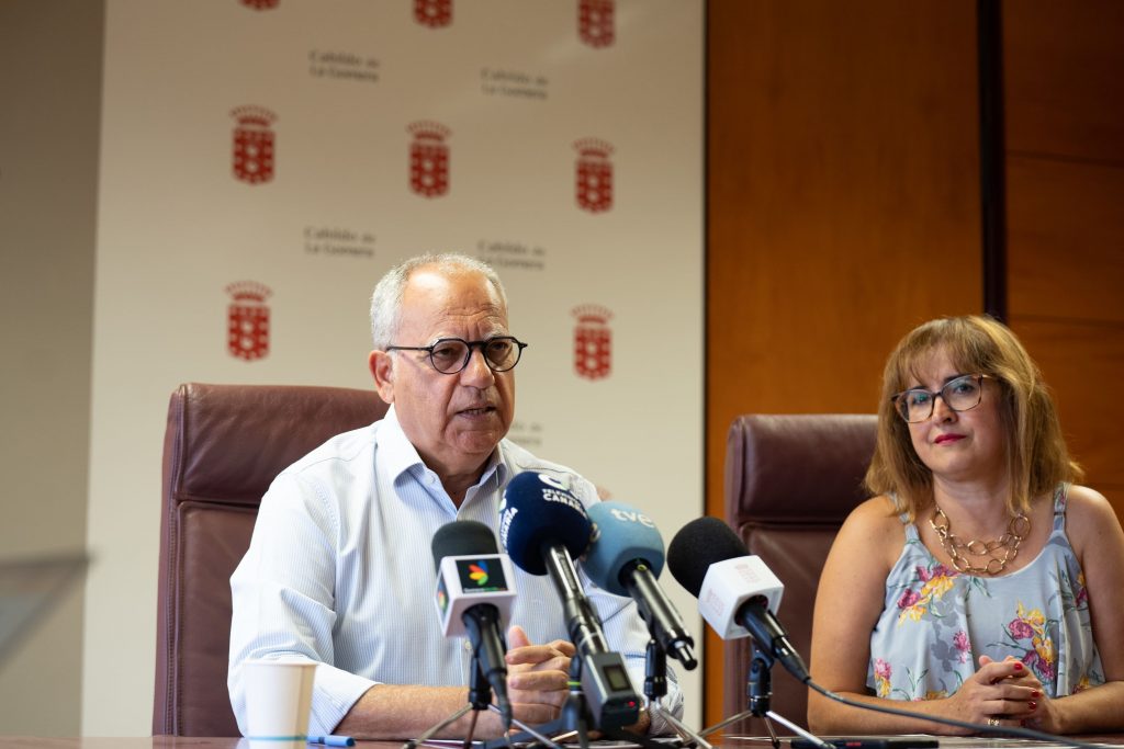 050525-casimiro-curbelo-presidente-del-cabildo-y-rosa-elena-garcia-consejera