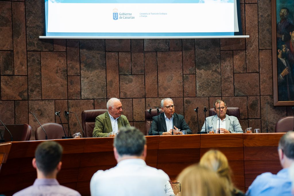070525 Miguel Ángel Morcuende (Gobierno de Canarias), Casimiro Curbelo (Cabildo de La Gomera), y Emiliano Coiello (FECAM), durante la inauguración de las jornadas
