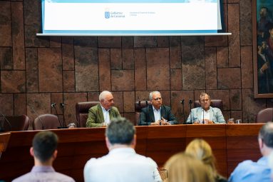 070525 Miguel Ángel Morcuende (Gobierno de Canarias), Casimiro Curbelo (Cabildo de La Gomera), y Emiliano Coiello (FECAM), durante la inauguración de las jornadas