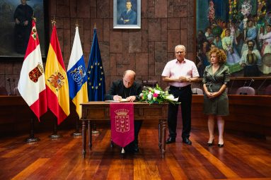 120525 El nuevo Obispo de la Diócesis Nivariense, Eloy Santiago, firma el Libro de Honor del Cabildo de La Gomera