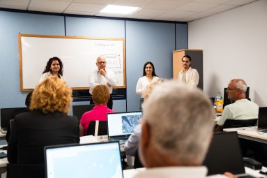 210525 Casimiro Curbelo visita una de las sesiones formativas que se desarrollan en colaboración con la Academia Axón