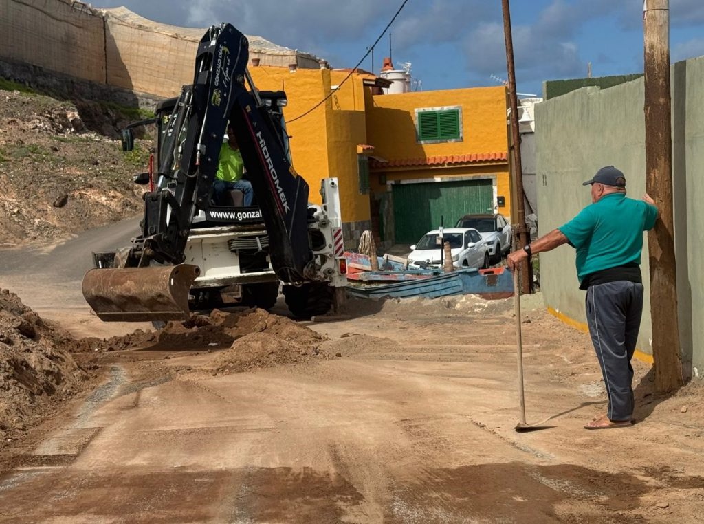 Acondicionamiento de una vía en Caleta tras las últimas lluvias notificada a través de la aplicación municipal