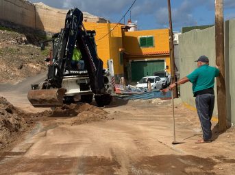 Acondicionamiento de una vía en Caleta tras las últimas lluvias notificada a través de la aplicación municipal