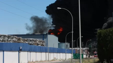 Atendidos un operario y un bombero en la fábrica incendiada en Alcalá (Sevilla)