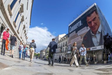 Bomberos retiran del edificio próximo al Congreso lona de Sánchez con la palabra corrupto