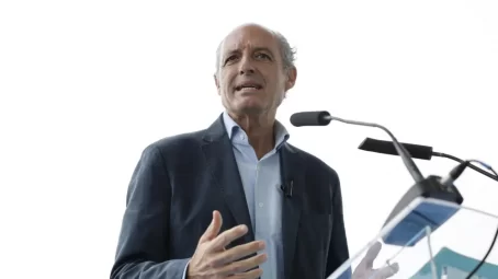 Camps se ofrece para liderar un PP valenciano que perdió