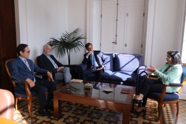 Darias, durante uno de los encuentros previos al viaje que ha mantenido con representantes de instituciones canarias.