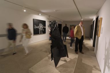 Detalle de una de las salas del Castillo de la Luz con las obras de la exposición El Paso. Vanguardia y compromiso.