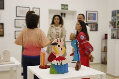 El Ayuntamiento inaugura en el Distrito Ciudad Alta la exposición de la IV edición de ‘somos VIDA’, un proyecto del alumnado del IES Schamann 3