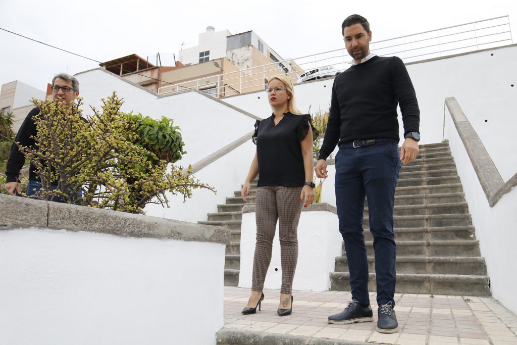 El Ayuntamiento renueva los muros de las escaleras que conectan los barrios de Ladera Alta y Casa Ayala 2