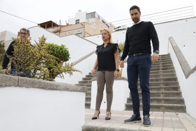 El Ayuntamiento renueva los muros de las escaleras que conectan los barrios de Ladera Alta y Casa Ayala 2