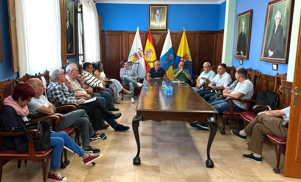 El alcalde, Alfredo Gonçalves Ferreira, acompañado de varios miembros del grupo de gobierno, durante la reunión con los representantes de los colectivos vecinales (1)