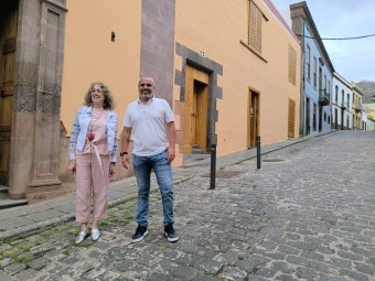 El alcalde de Guía de Gran Canaria, Alfredo Gonçalves Ferreira, y la sudelegada del Gobierno, Teresa Mayans, delante de la Casa de la Cultura