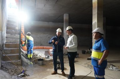 El alcalde durante la visita a las obras