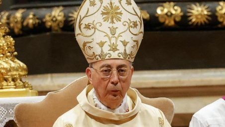 El cardenal Dominique Mamberti, la voz que desvelará al mundo el nuevo papa