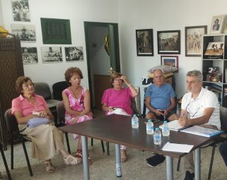 El concejal David Hernandez, con integrantes de laa Asociación Vecinal de Las Dehesas