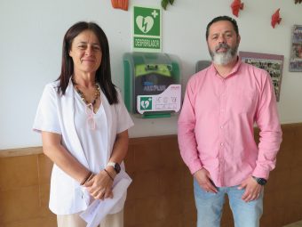 El concejal de Servicios Sociales, Alejandro Rivero, y la directora del Centro Ocupacional, Rita Quintana, junto al desfibrilador colocado a la entrad del edificio