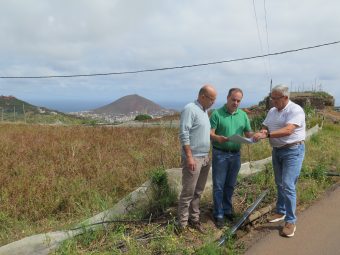 El concejal de Urbanismo y Aguas, José Manuel Santana, acompañado del concejal de Infraestructuras, Juan Jiménez, y el técnico municipal, Miguel Quintana, durante la visita a Barranco Cardoso