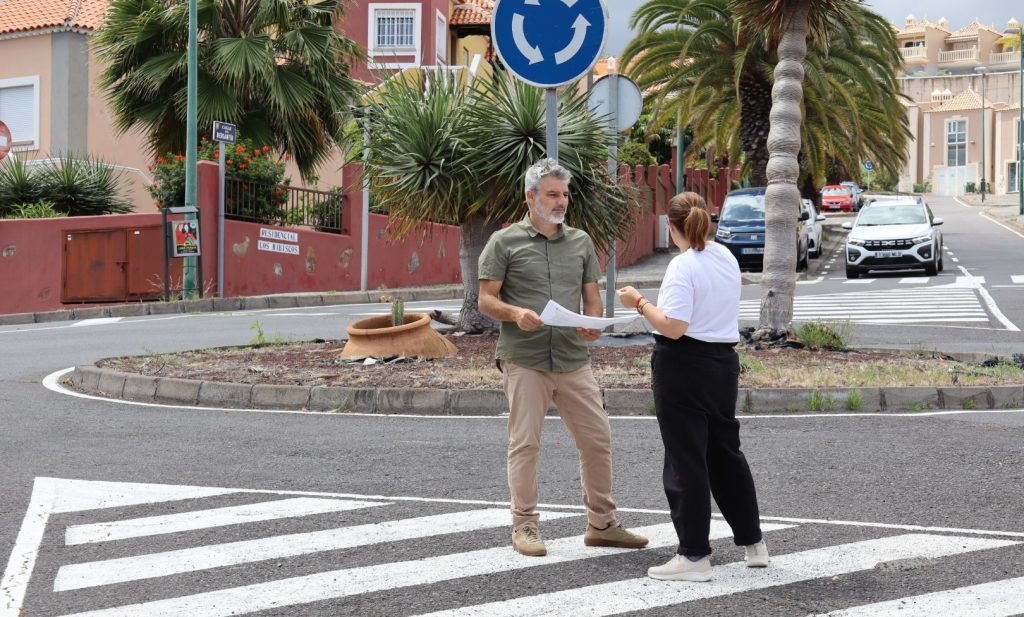 El edil David Hernández visita el lugar donde se realizarán las obras de mejora del saneamiento, entre la calle Bergantín y Galeón