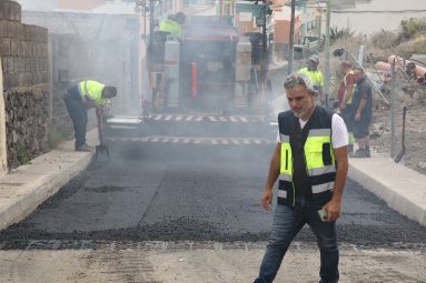 El edil David Hernández visita las obras de asfaltado de la calle Nueva (I)