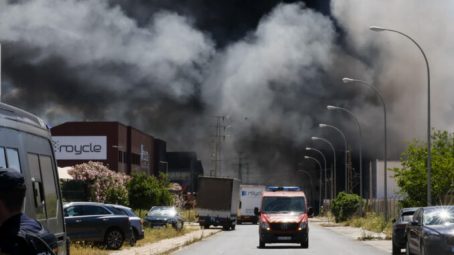 La Junta aclara que no se han desalojado viviendas por el incendio de Alcalá (Sevilla)