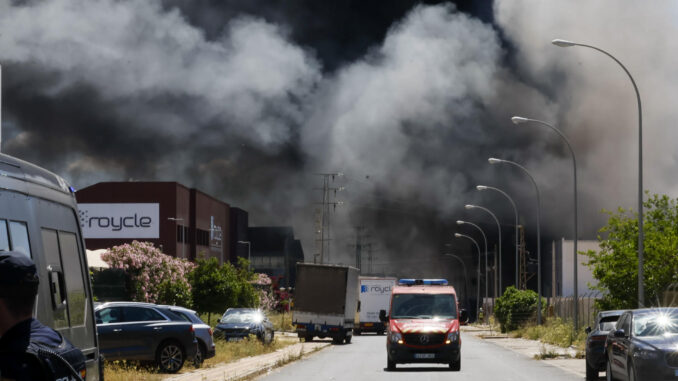 La Junta aclara que no se han desalojado viviendas por el incendio de Alcalá (Sevilla)