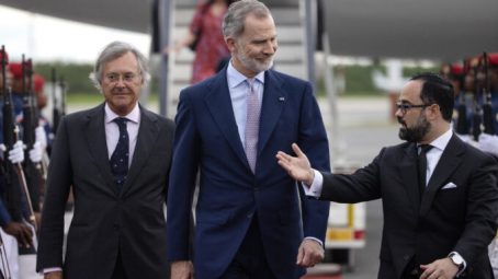 El rey de España llega a Santo Domingo para participar en el Congreso Mundial del Derecho