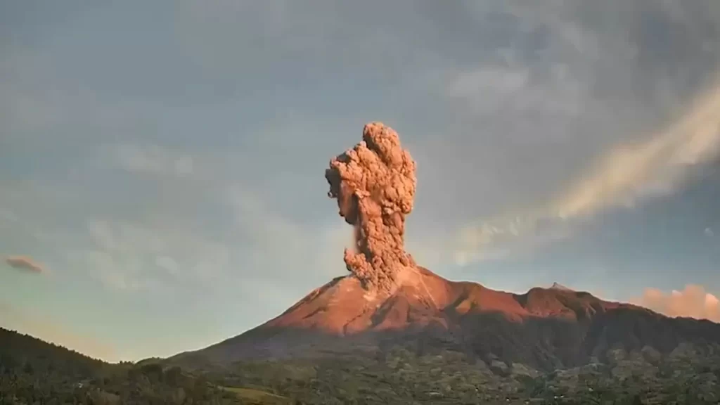 El volcán Kanlaon entra en erupción en Filipinas y la ceniza alcanza varias localidades