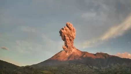El volcán Kanlaon entra en erupción en Filipinas y la ceniza alcanza varias localidades