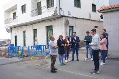 Emilio Navarro junto a miembros del grupo de gobierno en la calle objeto de la actuación1
