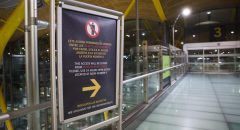Entre 50 y 70 personas sin hogar duermen fuera de Barajas, según el sindicato Asae
