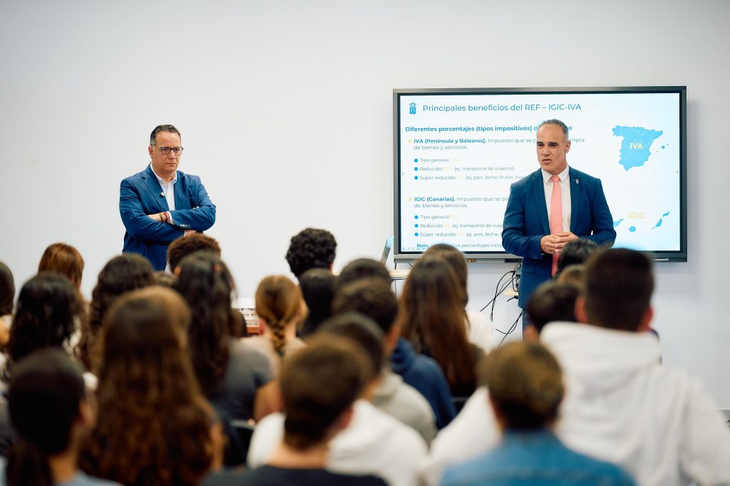 FOTO. El REF entra en las aulas de Gáldar en el Mes de Canarias 1