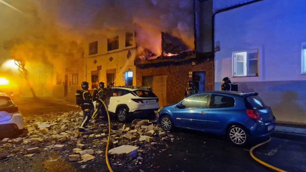 Fallece una persona tras producirse una explosión y un incendio en La Laguna (Tenerife)