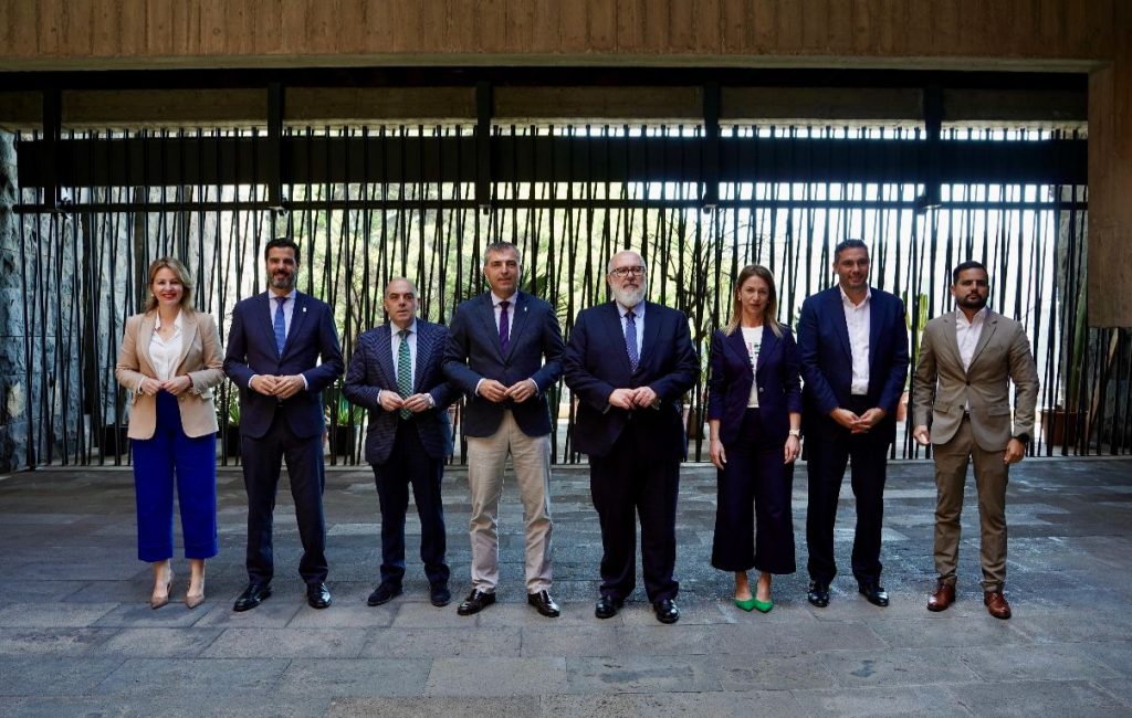 Foto de familia de la presentación del barómetro.jpg
