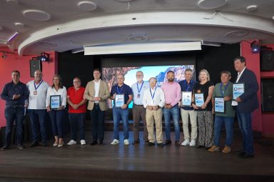 Foto de familia de los galardonados junto a las autoridades