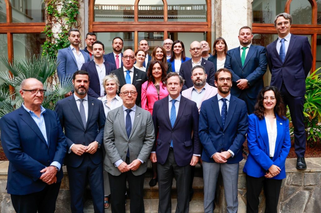 Foto de familia tras la firma del manifiesto por la Economía Azul