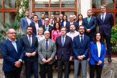 Foto de familia tras la firma del manifiesto por la Economía Azul
