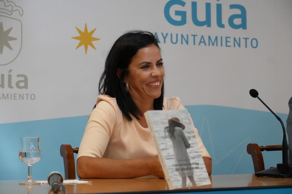 La Casa de la Cultura de Guía se llena para conocer a la autora del libro