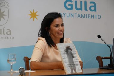 La Casa de la Cultura de Guía se llena para conocer a la autora del libro