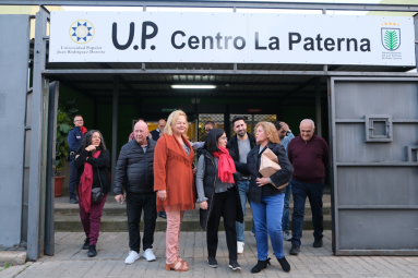 La alcaldesa, Carolina Darias, junto a la concejala de Educación, Nina Santana, en el centro de la Universidad Popular de La Paterna