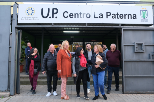 La alcaldesa, Carolina Darias, junto a la concejala de Educación, Nina Santana, en el centro de la Universidad Popular de La Paterna
